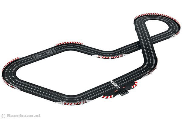 De racebaan heeft een lengte van 8 meter.